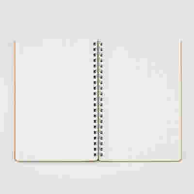 無印のノートを開いている様子