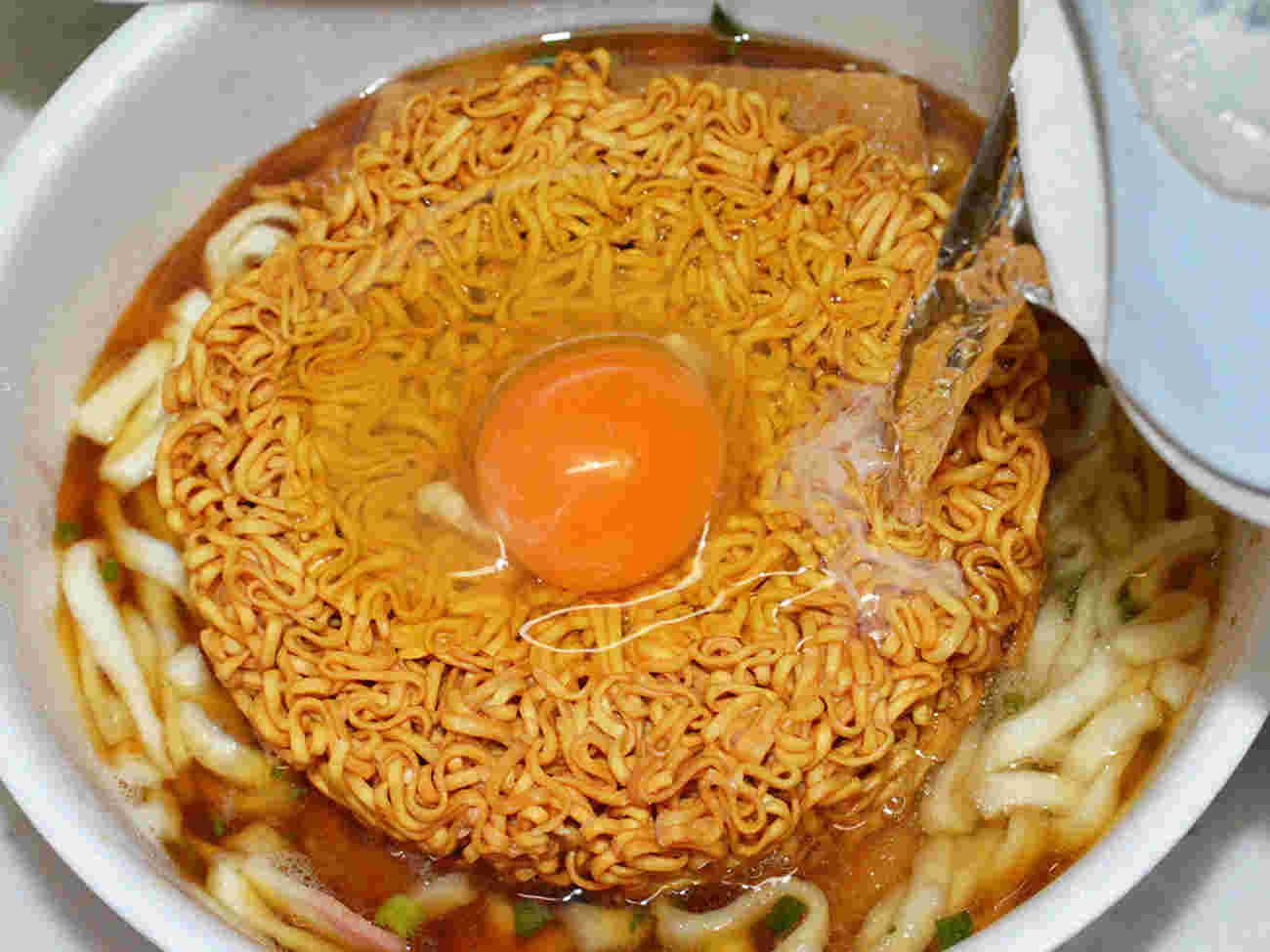 チキンラーメンに卵を乗せた画像