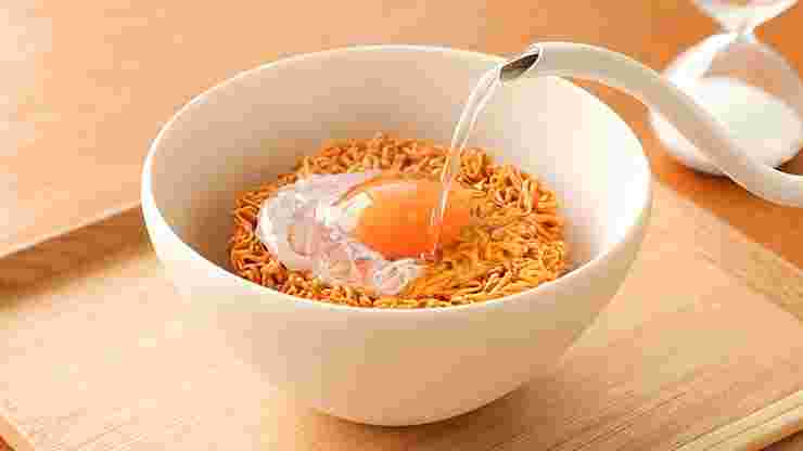チキンラーメンに熱湯をかけている画像