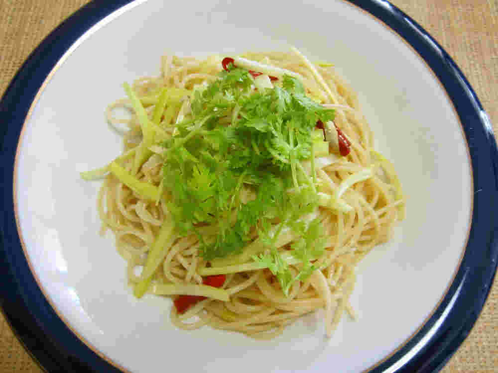 黄ニラとパクチーのペペロンチーノ