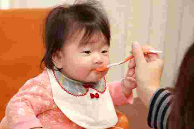 女の子が離乳食を食べている様子