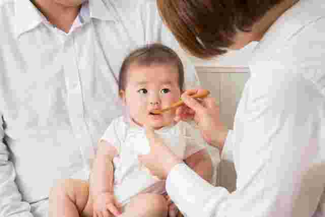 離乳食を食べる赤ちゃん