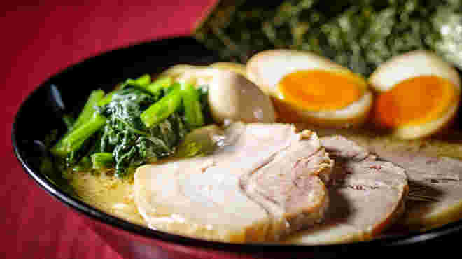 家系ラーメンのチャーシューを中心にアップにした様子