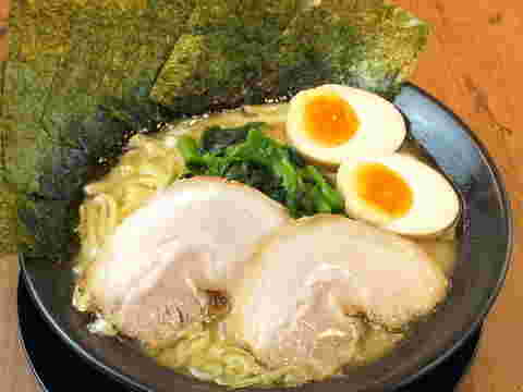 家系ラーメンを上部から撮影した様子