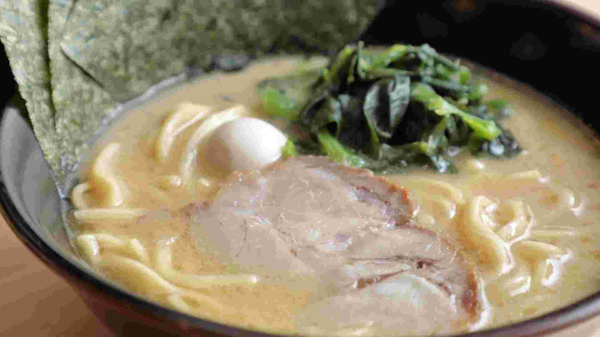 家系ラーメンのスープのアップ