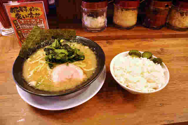 家系ラーメンとお茶碗に盛られたご飯が並んでいる様子