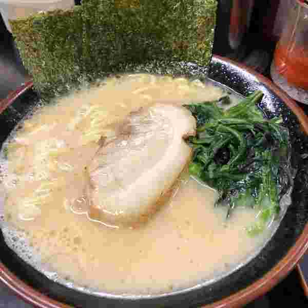 脂少な目で注文した家系ラーメンのスープ