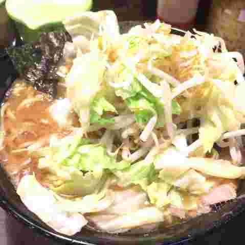 家系ラーメンに野菜トッピングをした様子