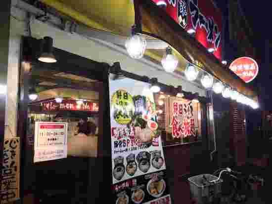 夜の家系ラーメン屋の外観