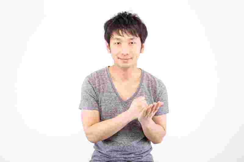 なるほどとジェスチャーする男性