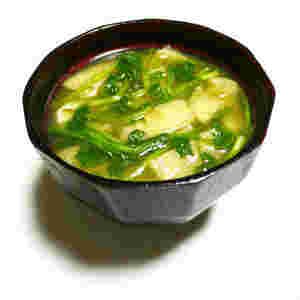お椀に注がれたせりと油揚げの味噌汁