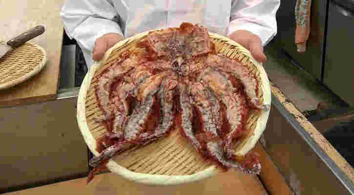 道の駅東浦ターミナルパークのたこの姿焼きをざるの上にのせる