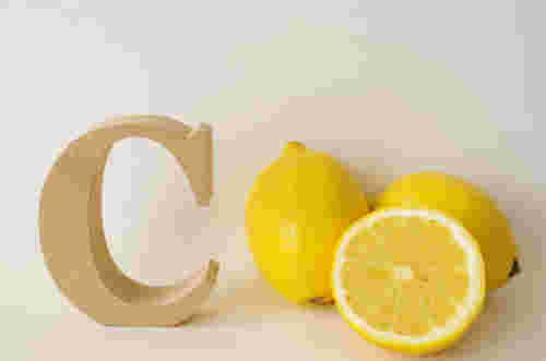 レモンとアルファベットCの木の置物