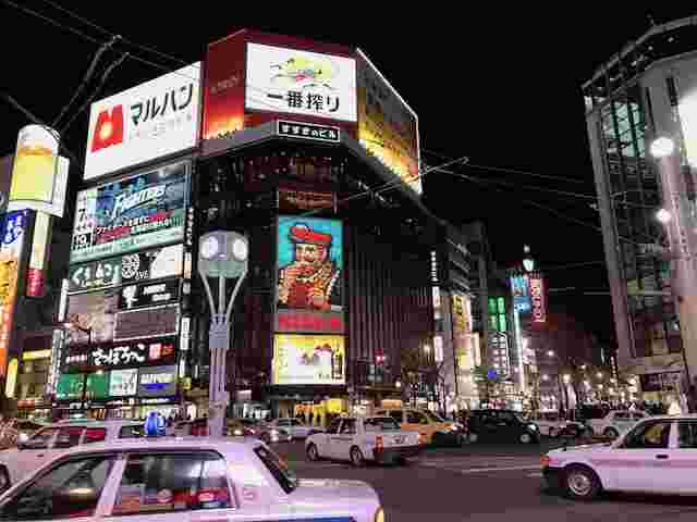 夜のすすきの繁華街