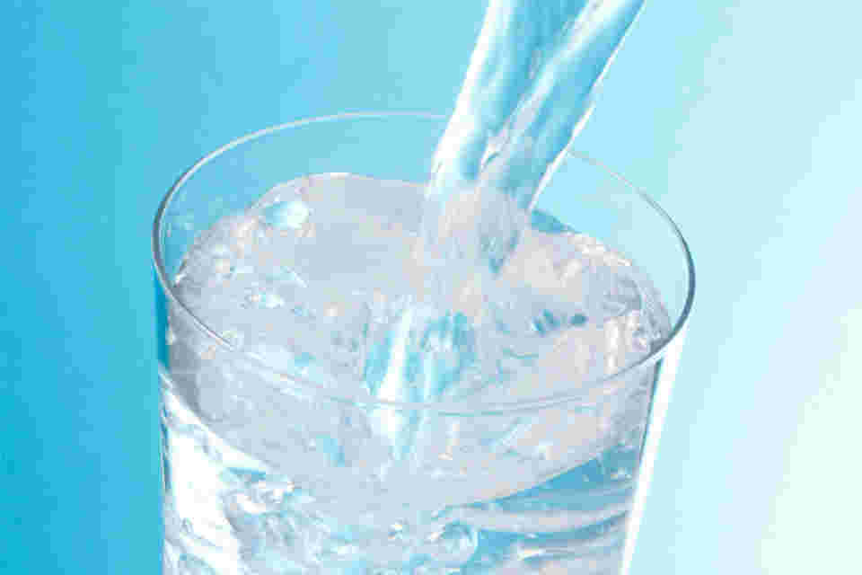 グラスに注がれる水