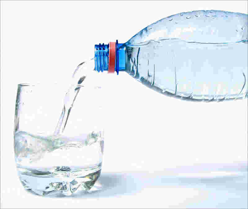 ペットボトルから注がれる水