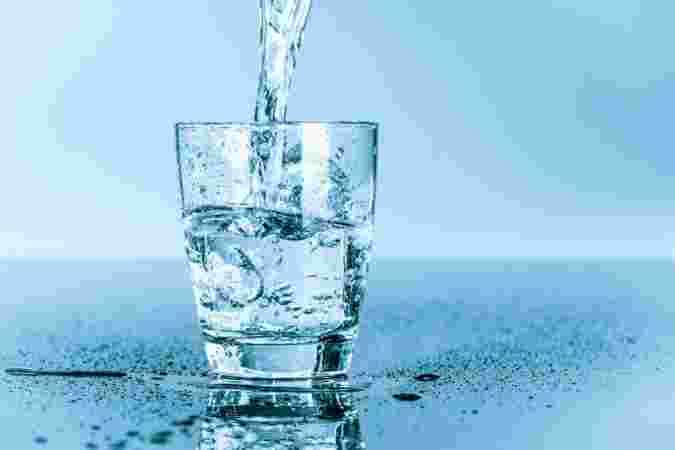 コップに水が注がれている様子