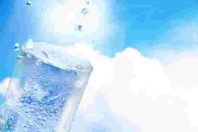 グラスに注がれた水と太陽と空