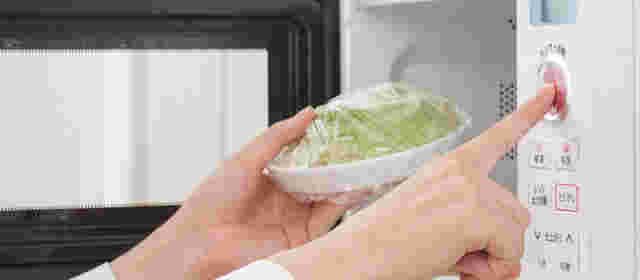 電子レンジで料理をしているイメージ