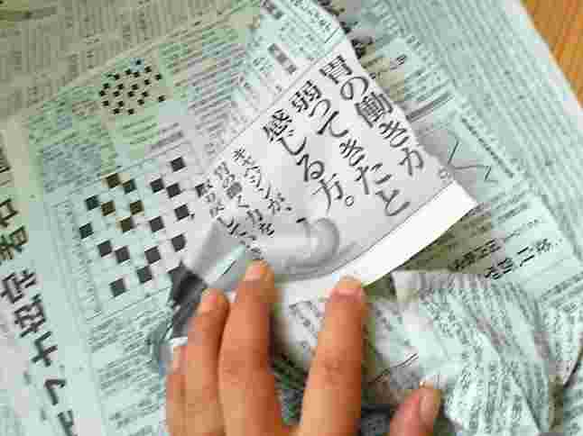 さつまいもを新聞紙でくるんでいる画像