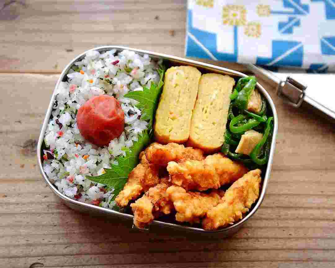 お弁当に無限ピーマンを入れた画像