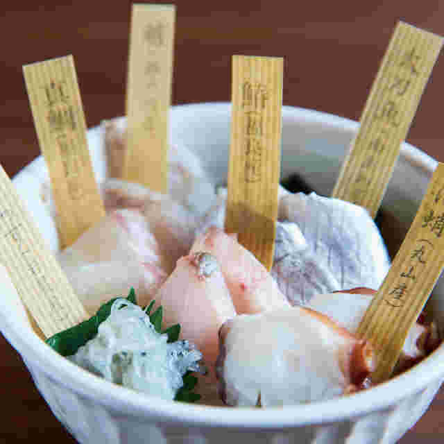 白い海鮮丼お模様