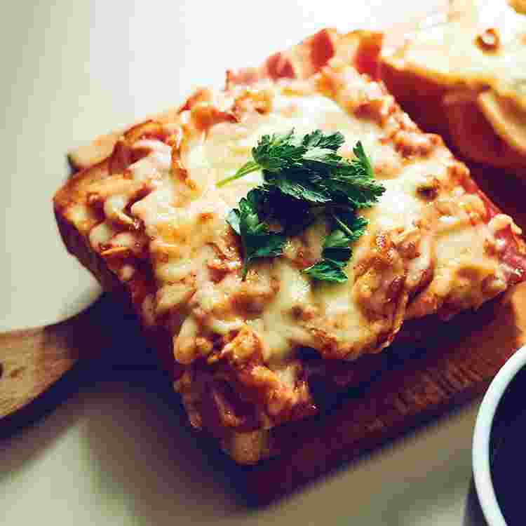 キムチトーストの上にイタリアンパセリ