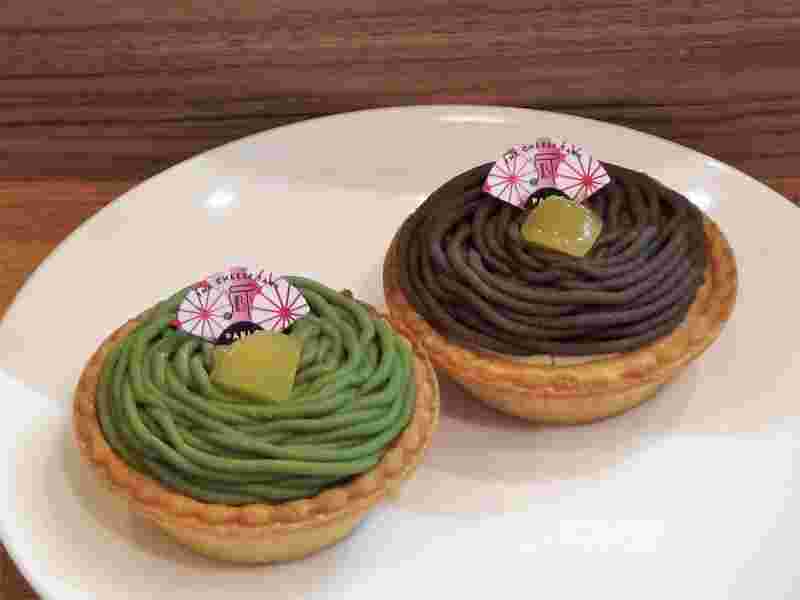 小さめのタルトの上にモンブランのようなうねりをした抹茶色とこげ茶色の2つが並べられている