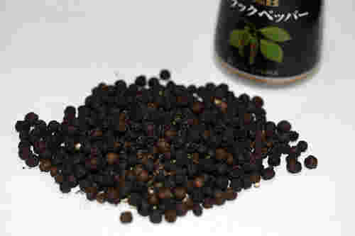 黒胡椒の粒とボトル