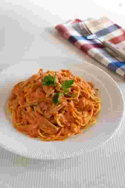 イタリアンパセリとチキンのトマトクリームパスタ