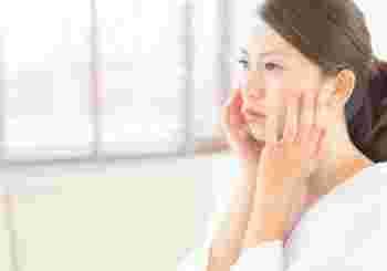 頬に触れる女性