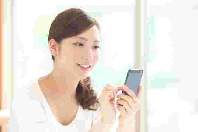 スマホを見る女性