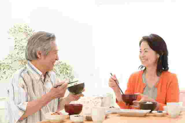 食事を楽しむ老夫婦