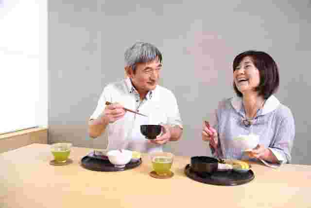 楽しそうに食事をする老夫婦