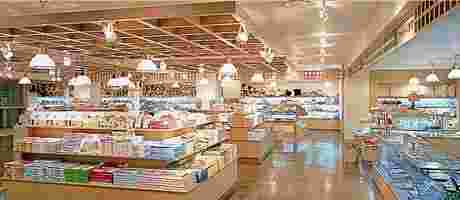 お土産屋店内、お土産が並ぶ