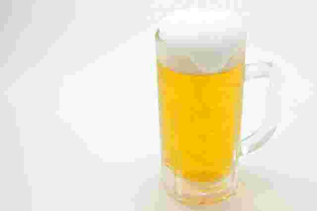 中ジョッキに入ったビール