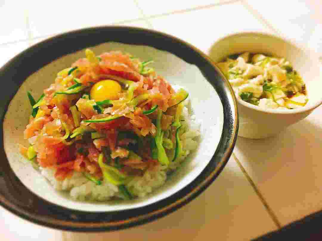生ハムユッケ丼とみそ汁