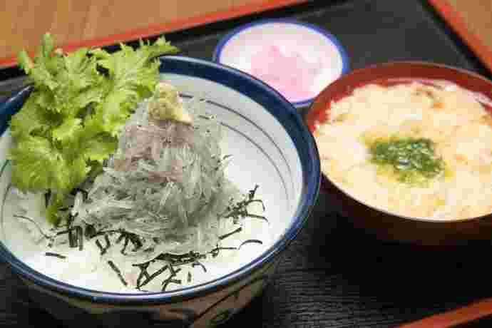 お食事処渡船の生しらす海鮮丼の画像