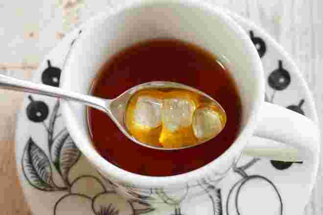 紅茶に氷砂糖を入れる