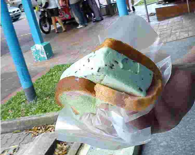 食パンにはさんだアイスクリーム