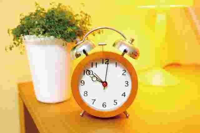 10時前を指す時計