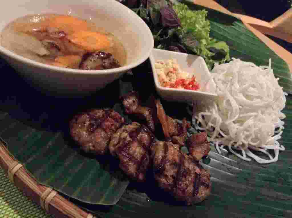 葉っぱにのったベトナム料理ブンチャー