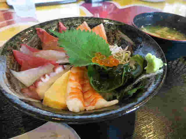うおたけ鮮魚店やけんど～ 海鮮どんやの華やかな海鮮丼画像
