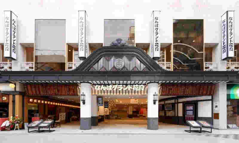 城門みたいな雰囲気の玄関の建物