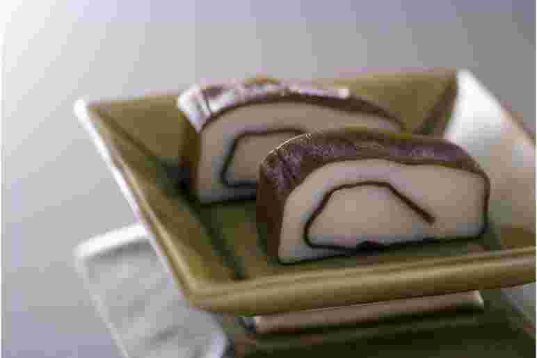お皿に盛った富山の特産品「昆布巻かまぼこ」