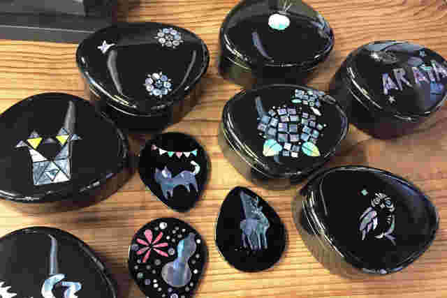 富山の伝統工芸「高岡漆器」の作品が並べられている様子