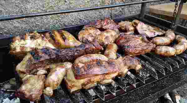 グリルされる肉やソーセージ