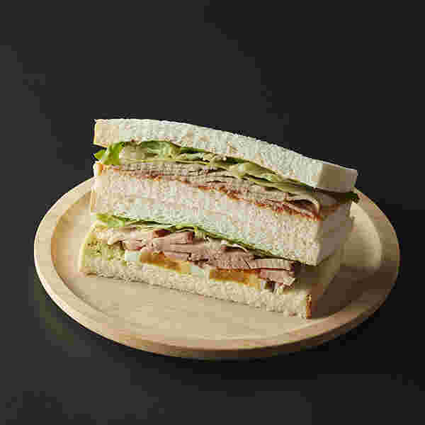 ファミマプレミアムサンドイッチのロースポーク＆スマークチキンの商品画像