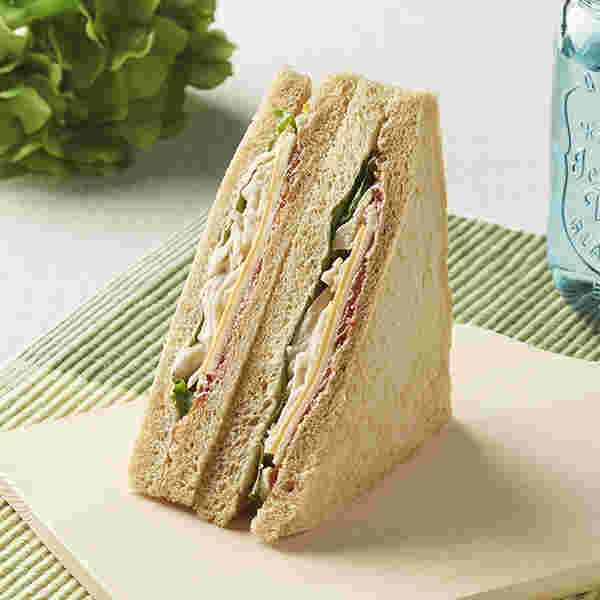 ファミマ全粒粉サンドサラダチキンと2種のチーズの商品画像