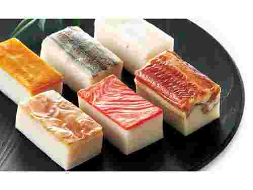 河内屋の鮨蒲が6種類並べられている様子